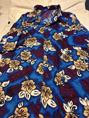 Squish Hawaiian Shirt Blue Hibiscus Floral Print Tropical Short Sleeve Button-Up